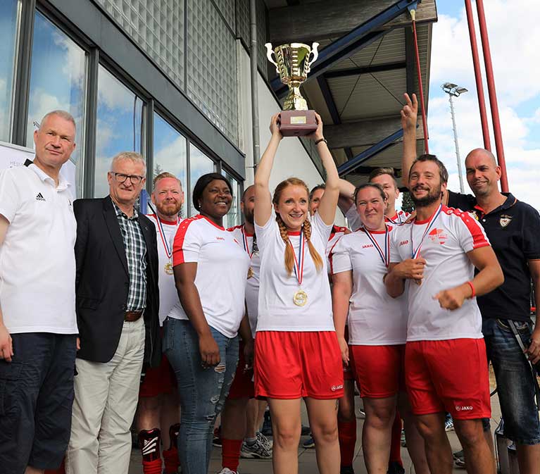 Das Team feiert den Pokal