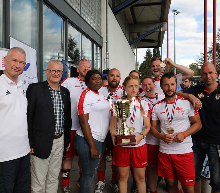 Das Team und der Pokal