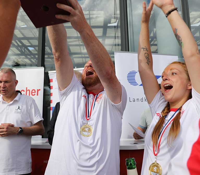 Das Team freut sich über den Sieg und den Pokal