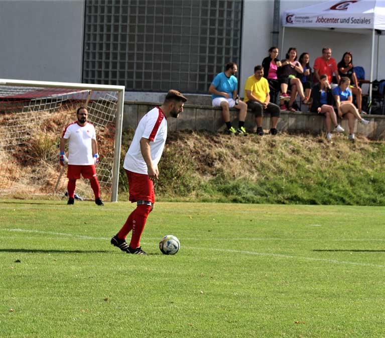 Anstoß auf dem Spielfeld