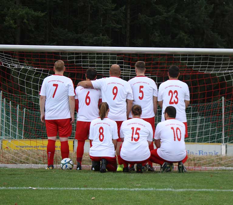 Fußballer im Team von hinten