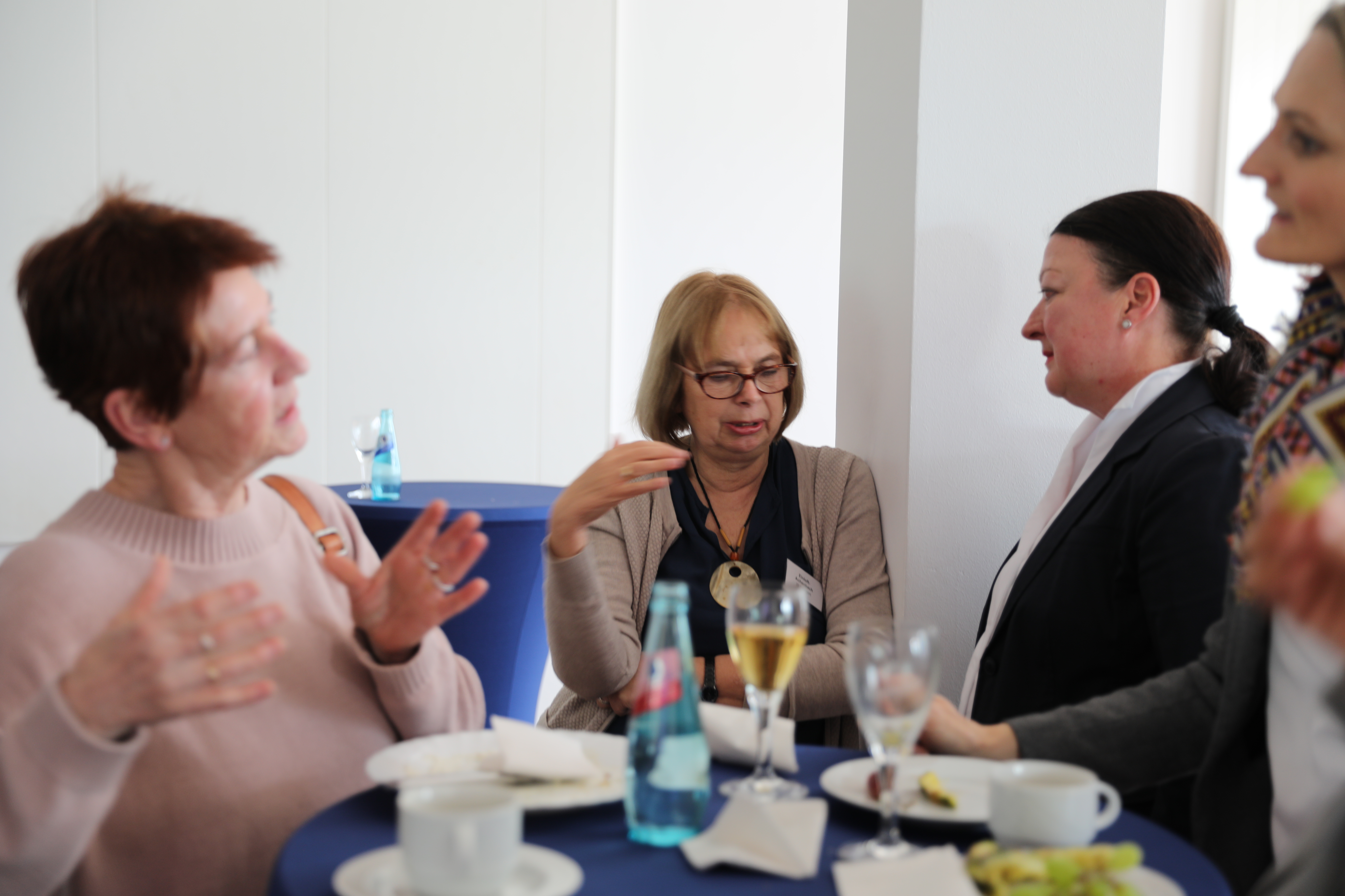 Frauen diskutieren miteinander am Kaffeetisch